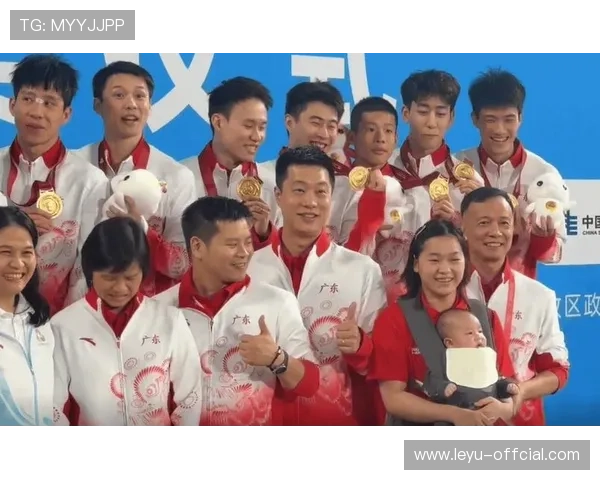 颁奖仪式现暖心一幕:全红婵怀抱谢思埸宝宝合影引爆网络 颁奖仪式现暖心一幕:全红婵怀抱谢思埸宝宝合影引爆网络