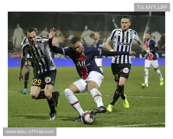 效率足球的胜利，巴黎客场逆袭里昂登顶积分榜